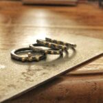 Anell plata amb diamant central i 2 piquets or groc - Imatge 3