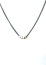 Collaret cub d'or i tres cubs plata