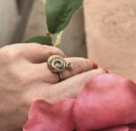 Anell de plata obert, amb dues roses de bronze - Imatge 3