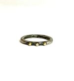 Anell plata amb diamant central i 2 piquets or groc