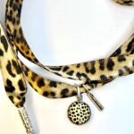 Collaret de seda lleopard i penjoll