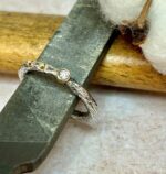 Anell de plata amb diamant i dos topets d'or groc