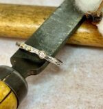 Anell de plata amb diamant i dos topets d'or groc - Imatge 2