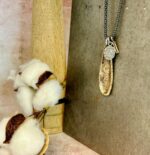 Collaret llarg amb fulla de bronze i drusa